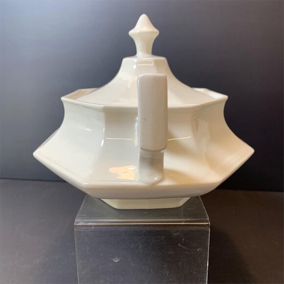 Johnson Bros -Two Available! White Heritage Covered Vegetable Bowl/ Tureen White - Picture 5 of 8